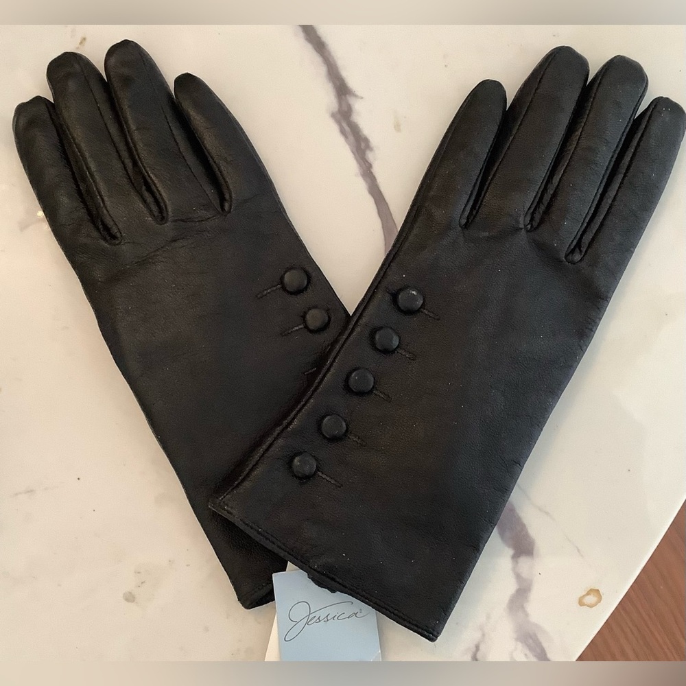 New with tags Ladies Leather gloves.